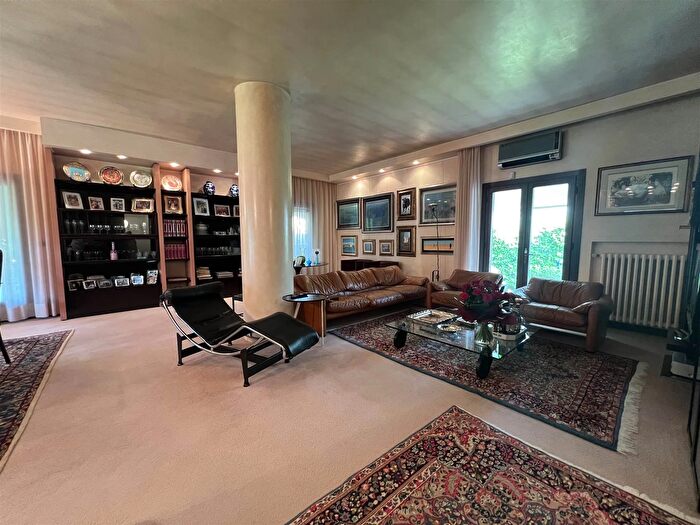 Casa con 9 locali in affitto in Viale Padova Chioggia Ve, Taglio Di Po