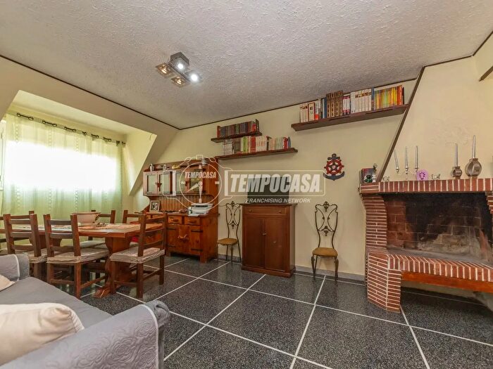 Appartamento bilocale in vendita in Via Attio Labeone, Roma