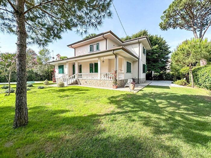 Casa con 6 locali in affitto in Via Gorizia, Vittoria Apuana, Forte dei Marmi