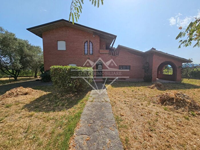 Casa con 9 locali in vendita in Luni