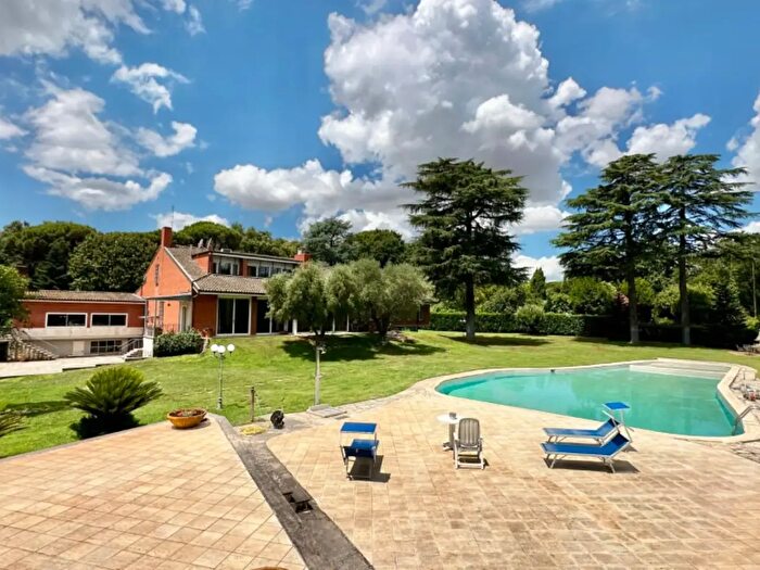 Casa con 20 locali in vendita in Largo dell' Olgiata, Roma