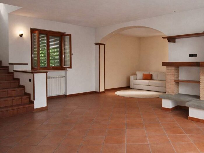 Casa con 6 locali in affitto in Via di Tiglio, Arancio, Lucca