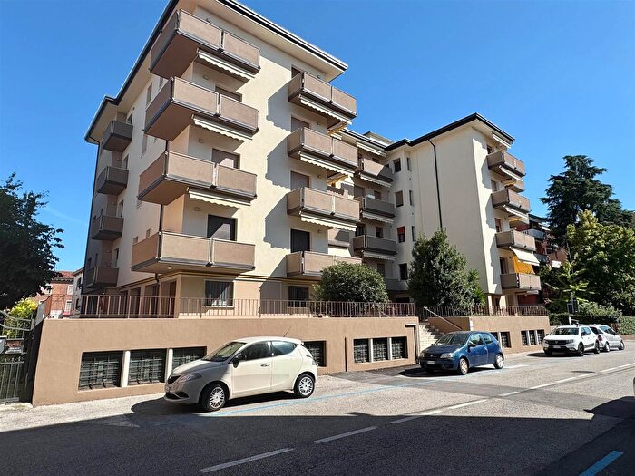 Appartamento con 5 locali in vendita in Via Cadorda, Vicenza