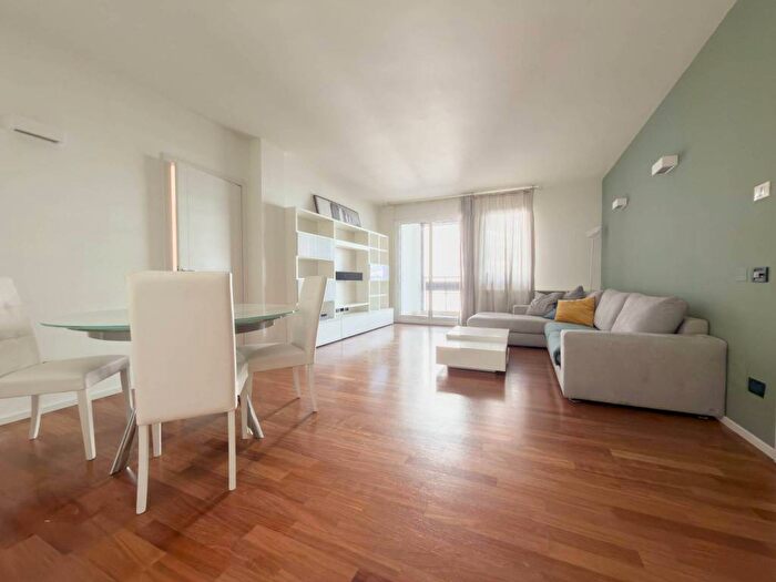 Appartamento trilocale in affitto in Viale Monte Grappa, Porta Nuova, Milano