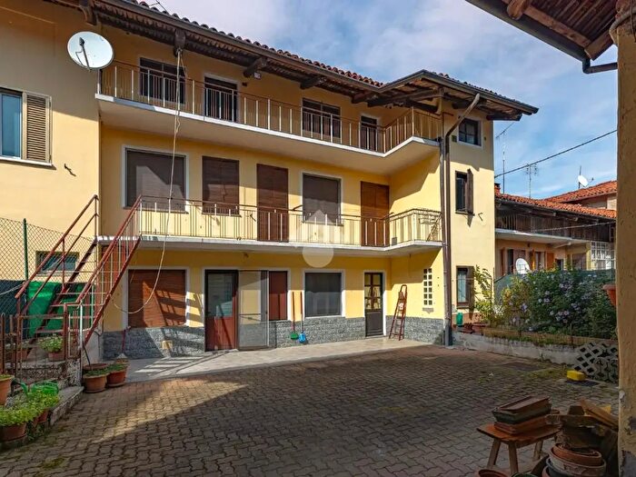 Casa con 6 locali in vendita in Vicolo Goito, Bollengo
