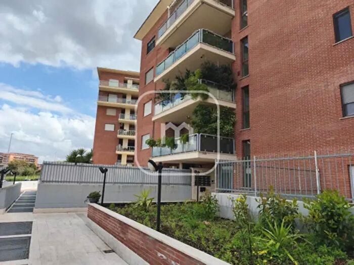 Appartamento con 6 locali in vendita in Via Monti della Laga, Roma