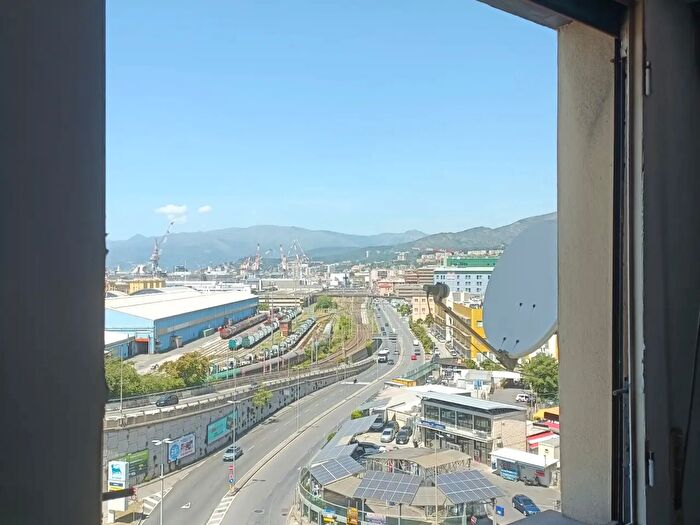 Appartamento quadrilocale in affitto in Via dell'Acciaio, Genova