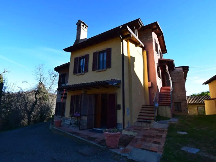 Casa con 10 locali in vendita in Via Cà Jachini, Gropparello