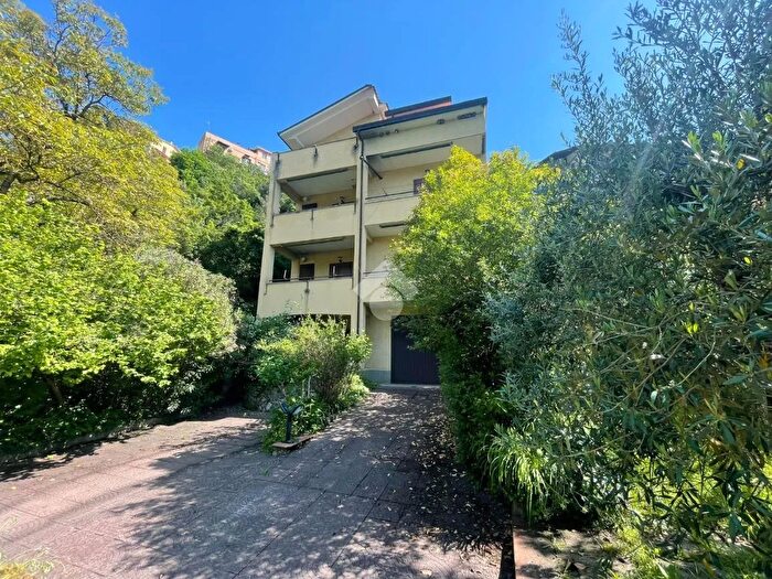 Appartamento trilocale in vendita in Via Sublacense, Agosta