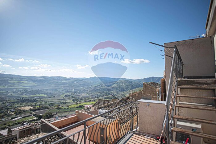 Casa con 15 locali in vendita in Piazza Umberto I, Vizzini