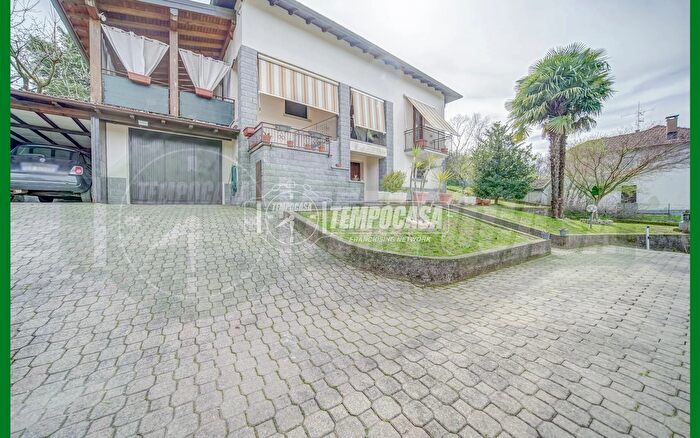 Casa trilocale in vendita in Leggiuno