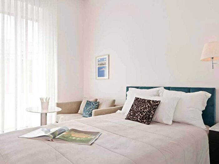 Appartamento trilocale in affitto in Via Eugenio Carpi, Casoretto, Milano