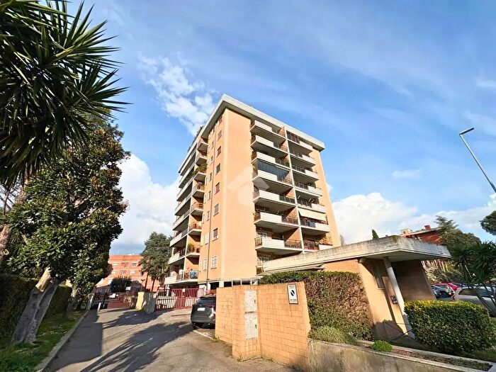 Appartamento trilocale in vendita in Via Fiume Bianco, Roma