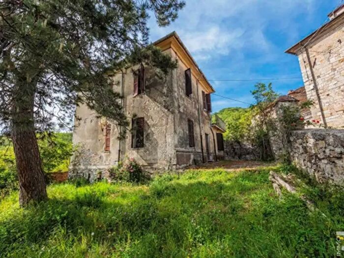 Casa con 6 locali in vendita in Via Cariggio, Fivizzano