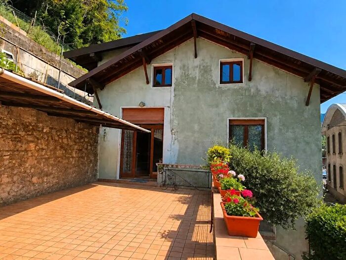 Casa con 5 locali in vendita in Via Opifici, Gandino