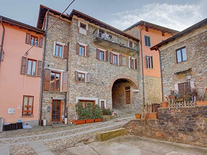 Appartamento quadrilocale in vendita in Via Jardini, Valganna