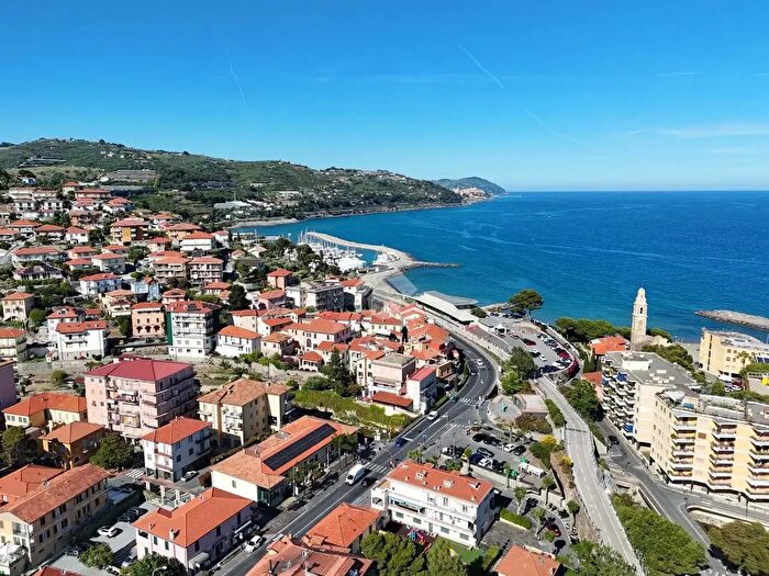 Appartamento quadrilocale in vendita in Via Colombo, San Lorenzo Al Mare
