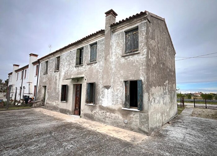 Casa quadrilocale in vendita in Via Ceresolo, Rovigo