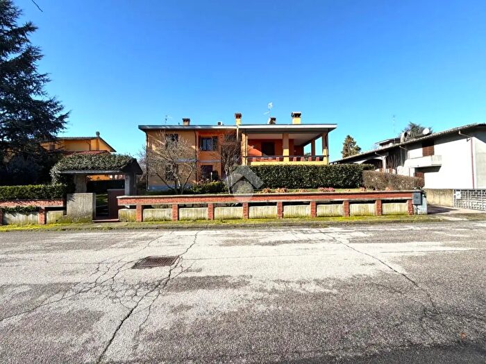 Casa con 6 locali in vendita in Via Pietro Nenni, Stagno Lombardo