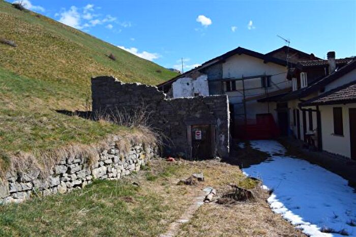 Casa con 6 locali in vendita in Via Vanini, Oltre Il Colle