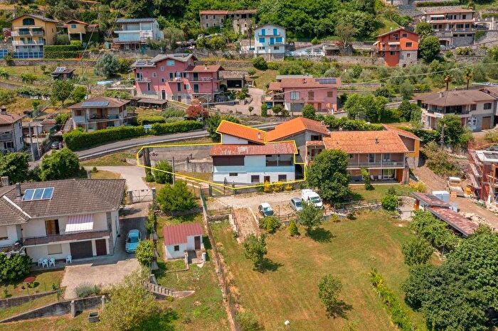 Casa con 14 locali in vendita in Via Provinciale, Domaso