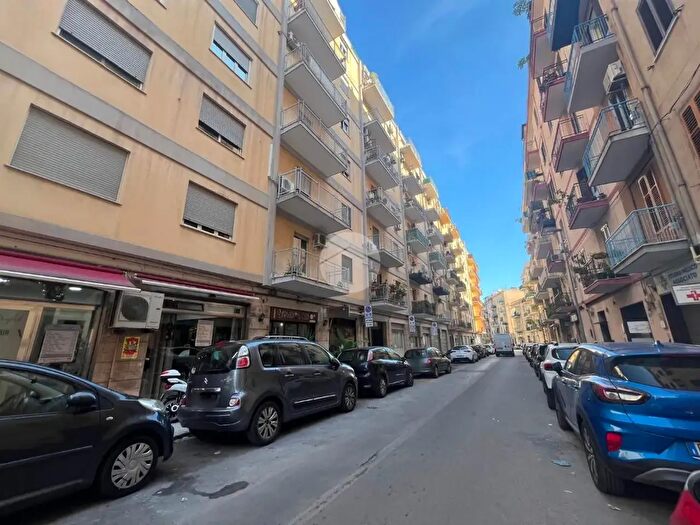 Appartamento quadrilocale in vendita in Via Flavio Gioia, Palermo