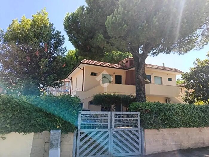 Appartamento trilocale in vendita in Viale Omero, Ravenna