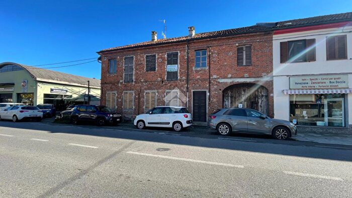 Casa con 9 locali in vendita in Viale Po, Crescentino