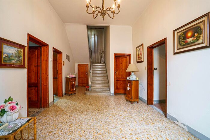 Casa con 8 locali in vendita in Montecatini Terme