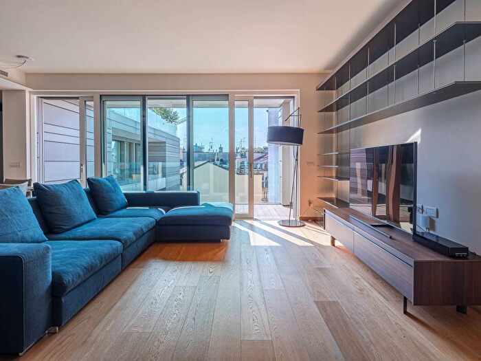 Appartamento trilocale in affitto in Via Giosué Carducci, San Vittore, Milano