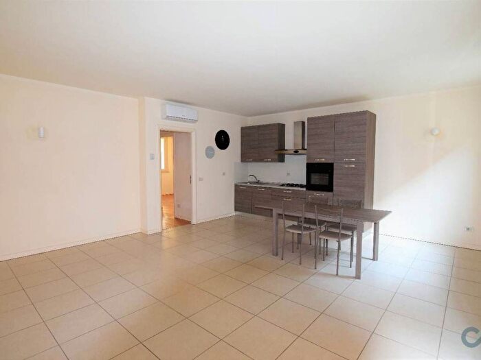 Appartamento trilocale in affitto in Via Edmondo De Amicis, Centro, Botticino