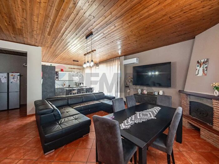 Appartamento con 7 locali in vendita in Via Mariani, Catania