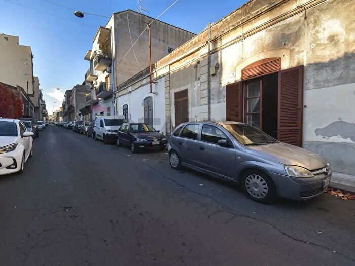 Casa trilocale in vendita in Via Regina Bianca, Catania