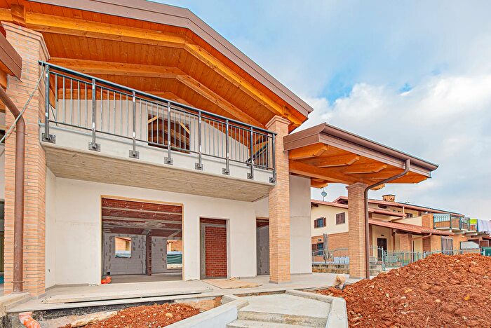 Casa con 6 locali in vendita in Via Pavese, Druento