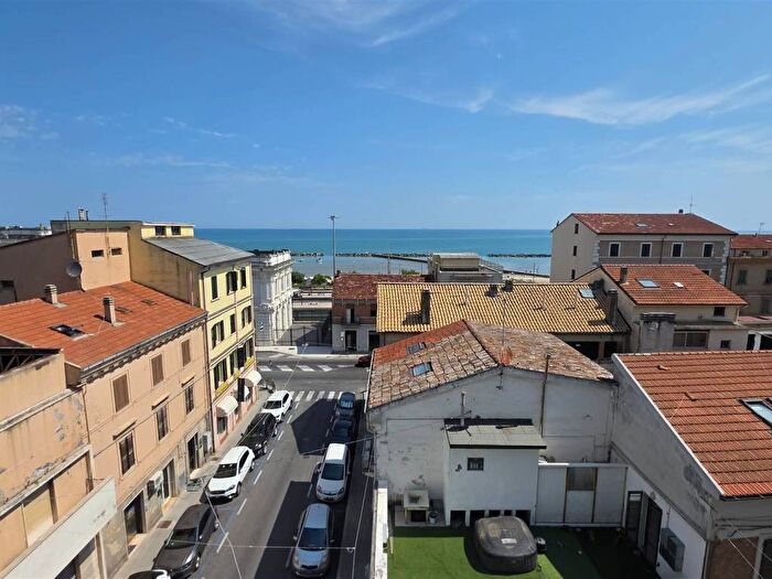 Appartamento con 6 locali in affitto in Centro, Falconara Marittima