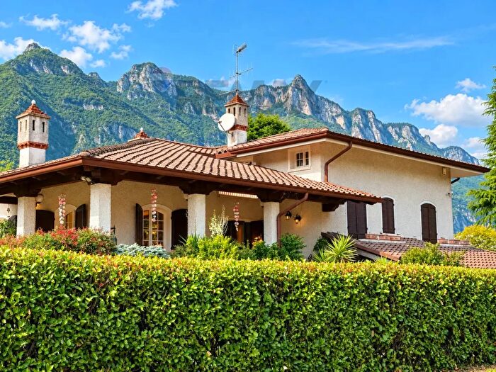 Casa con 20 locali in vendita in Velo D'Astico