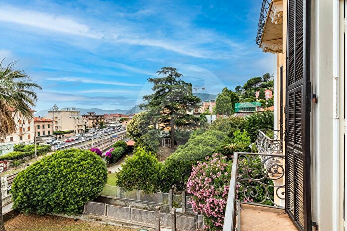 Appartamento con 6 locali in vendita in Parco Fuor del Vento, Alassio