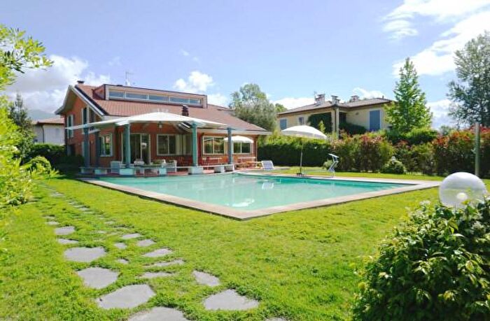 Casa con 6 locali in vendita in Forte Dei Marmi