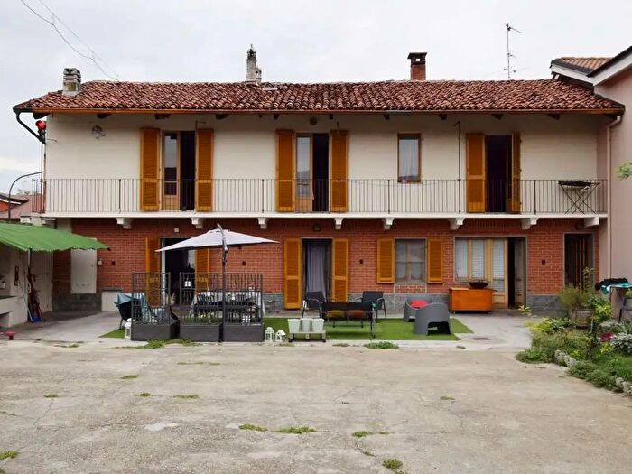 Casa con 6 locali in vendita in Via Savigliani, Scalenghe