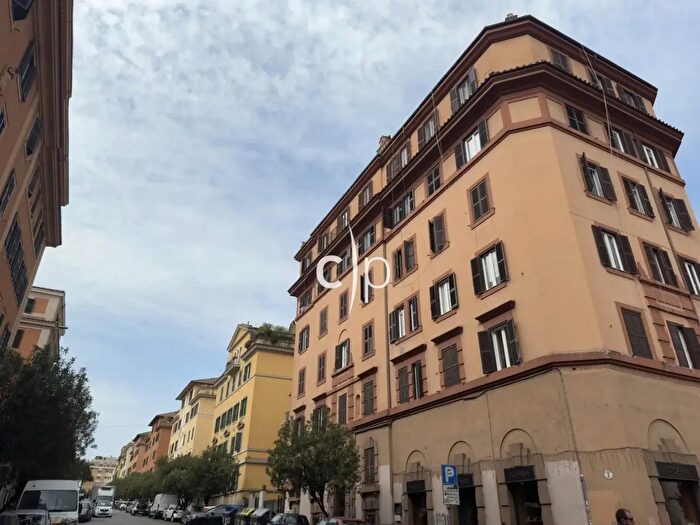 Appartamento con 5 locali in vendita in Via Nemorense, Roma