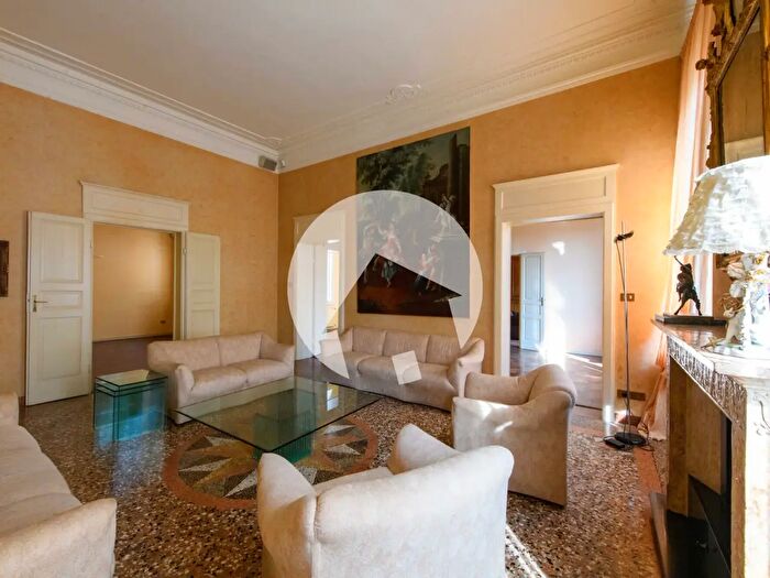 Appartamento con 11 locali in vendita in Via delle Carceri, Reggio Emilia