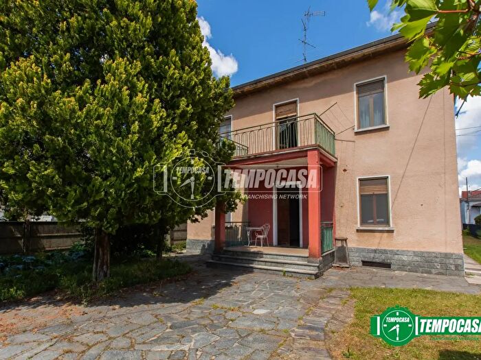 Casa con 6 locali in vendita in Bellinzago Novarese