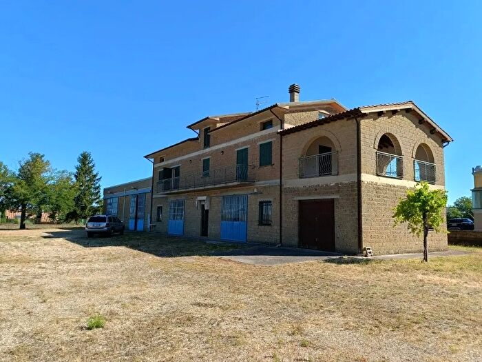 Casa con 6 locali in vendita in Parrano