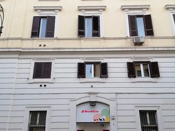Appartamento quadrilocale in vendita in Via Statilia, Roma
