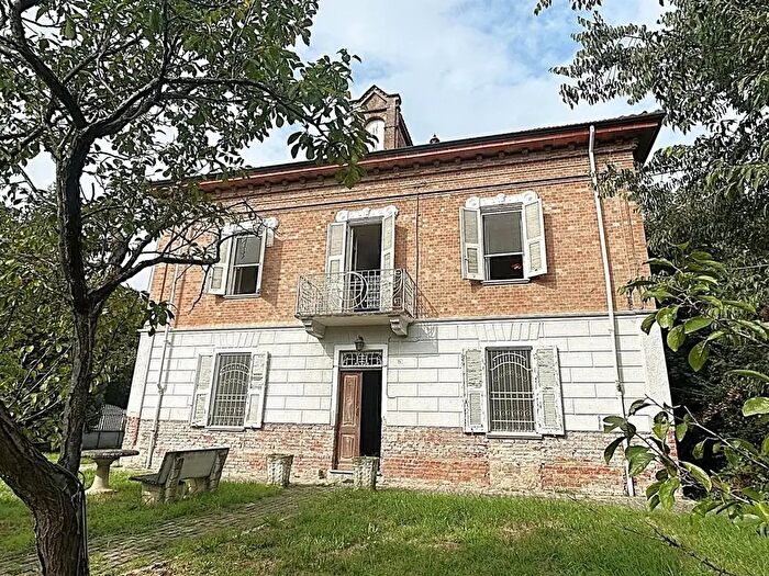 Casa con 10 locali in vendita in Regione Borghi, Castelnuovo Belbo