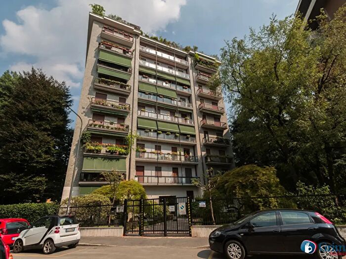 Appartamento quadrilocale in vendita in Via Corno di Cavento, Milano