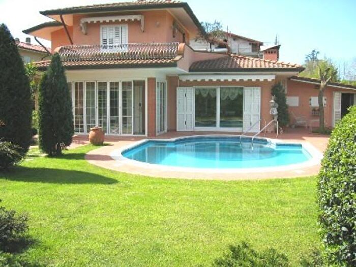 Casa con 6 locali in affitto in Pietrasanta