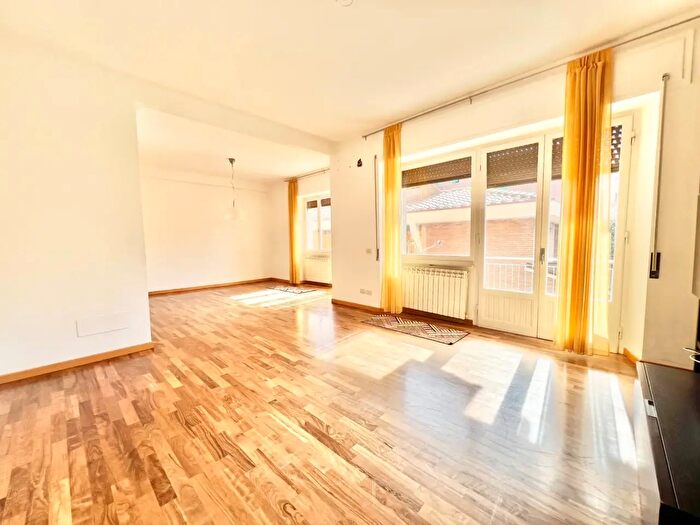 Appartamento con 6 locali in vendita in Via Gorizia, Siena