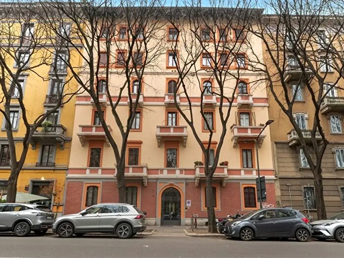 Appartamento quadrilocale in vendita in Via Castel Morrone, Milano