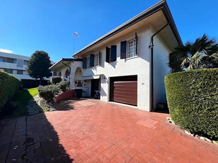 Casa con 8 locali in vendita in Stra